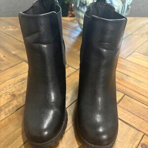 SODA - Black leather chunky heel booties - Size 6.5 - LIKE NEW